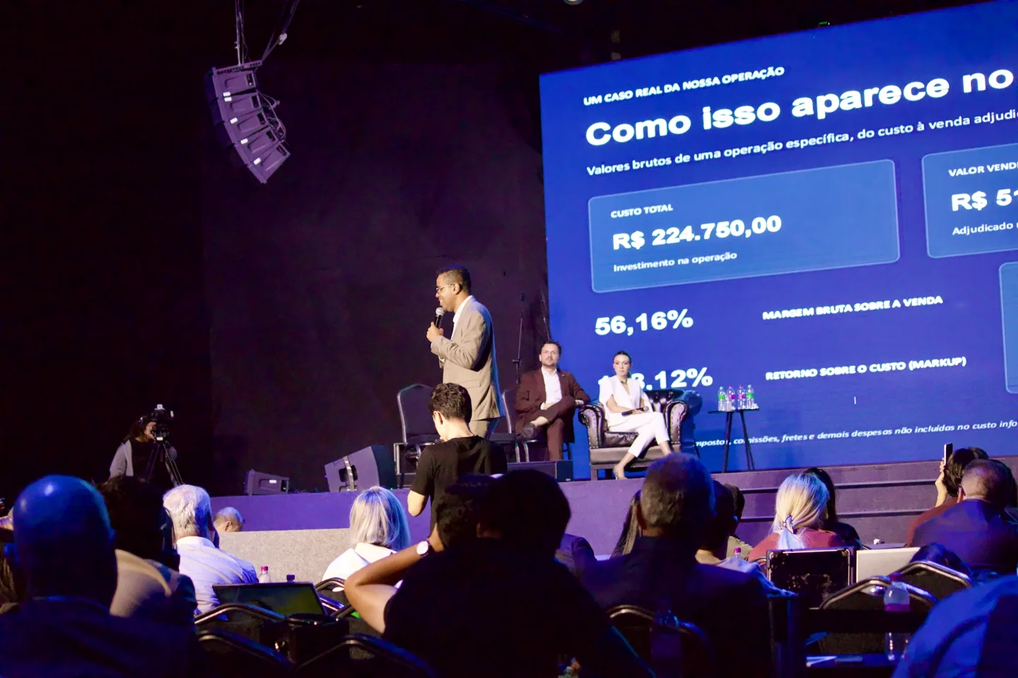 Henrique apresentando um caso de operação em licitações para uma plateia